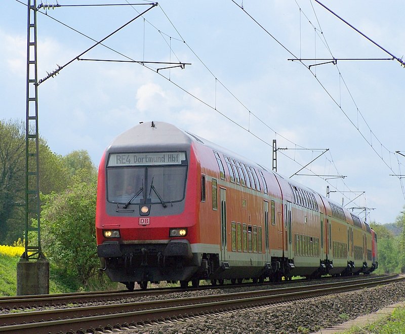 RE10421 mit einem 761.2 Steuerwagen an der Spitze fhrt hier am Km 20.4 der KBS485 Mnchengladbach entgegen. 2.5.08