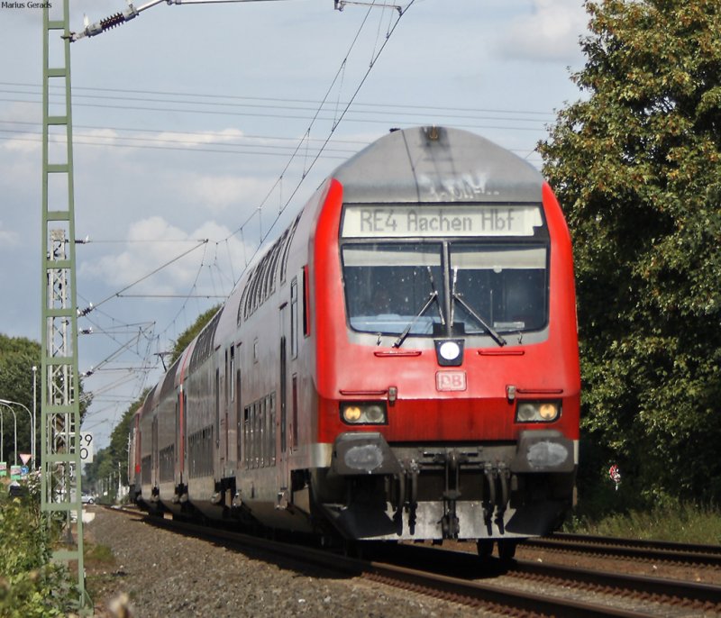 RE10422 mit Schublok 111 155 in umgekehrter Wagenreihung auf dem Weg nach Aachen Hbf an der ehem. Anrufschranke 2.9.09