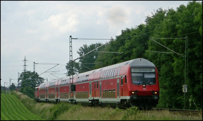 RE10423 mit Schublok 111 116 nach Dortmund an der ehem. Anrufschranke 31.5.2009