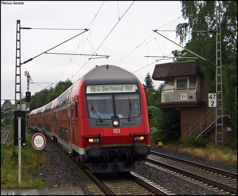 RE10423 mit Schublok 111 153 bei der Einfahrt von Erkelenz 23.7.2009