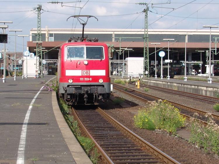 RE10424 von Dortmund Hbf.nach Aachen Hbf.kurz vor der Abfahrt aus den Dsseldorfer Hbf.Aufgenommen am 03.08.05
