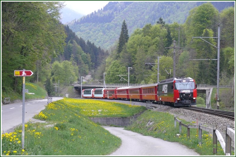 RE1049 nach Davos Platz nhert sich der Dienststation Fuchsenwinkel und fhrt zwei Glacier Pano mit sich. Zuglok ist Ge 4/4 III 648  Susch . (05.05.2009)