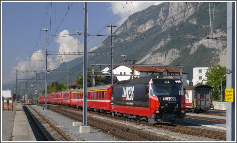 RE1128 aus St.Moritz mit Ge 4/4 III 648  Susch  in Chur Gbf. (28.09.2009)