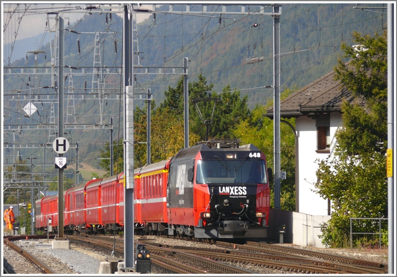 RE1128 mit Ge 4/4 III 648  Susch  aus St.Moritz kommt die Steigung von Chur West Richtung Chur Gbf herauf. (28.09.2009)