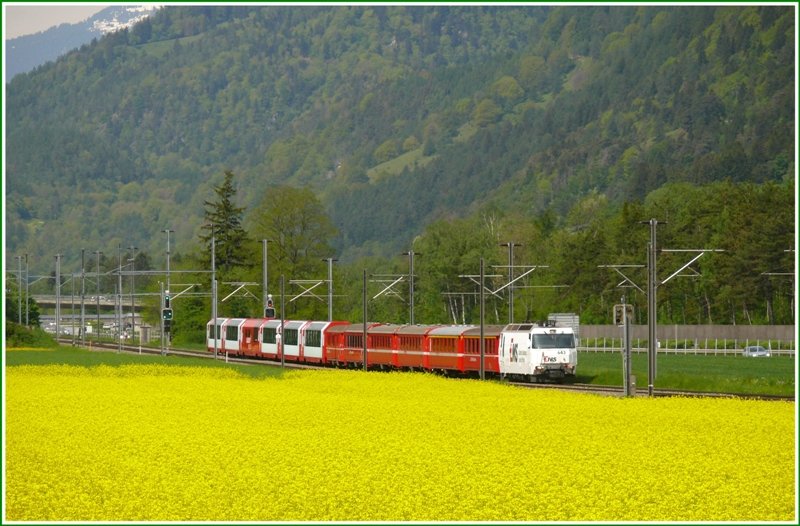 RE1128 mit GlacierExpress Abteilung 903 erreicht in Krze Chur. Zuglok ist Ge 4/4 III 643  Vals  (10.05.2009)