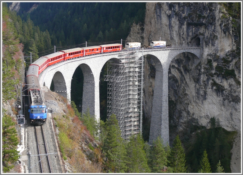 RE1140 mit Ge 4/4 III 647  Grsch  und zwei Khlcontainer am Schluss des Zuges auf dem Landwasserviadukt. (24.10.2009)