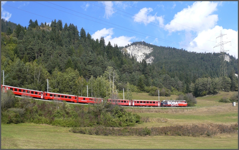 RE1141 mit Ge 4/4 III 646 bei Surava. (01.10.2009)