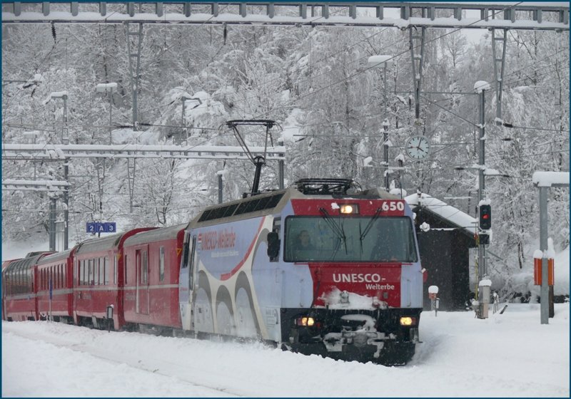 RE1149 aus Chur erreicht pnktlich Filisur. Zuglok ist Ge 4/4 III 650  Seewis-Valzeina . (20.01.2009)