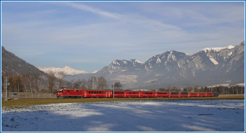 RE1149 mit Ge 4/4 II 627  Reichenau-Tamins  in der Ebene bei Felsberg. Im Hintergrund ist die Scesaplana, Grenzberg zu sterreich, zu sehen. (30.01.2009)