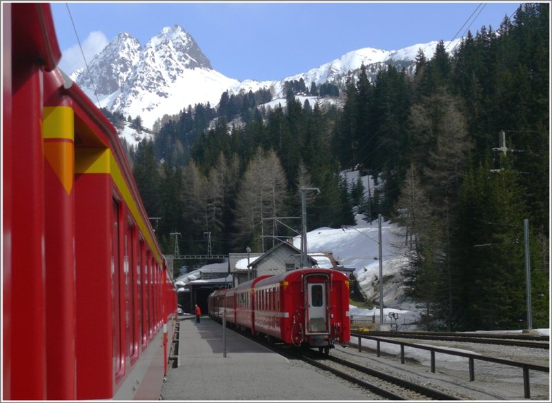 RE1152 kreuzt RE1145 in Preda. (23.04.2009)