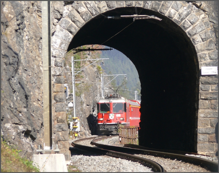 RE1152 mit Ge 4/4 II 618  Bergn/Bravuogn  hat soeben das Landwasser Viadukt berquert und nhert sich dem 27m langen Zalaint-Tunnel. (01.10.2009)