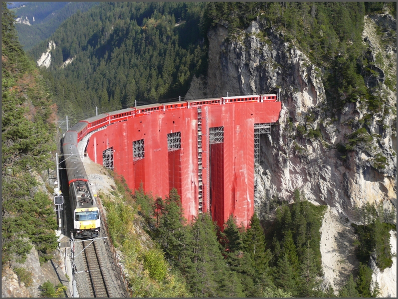 RE1156 mit Ge 4/4 III 645  Tujetsch  auf dem Landwasser Viadukt. (01.10.2009)