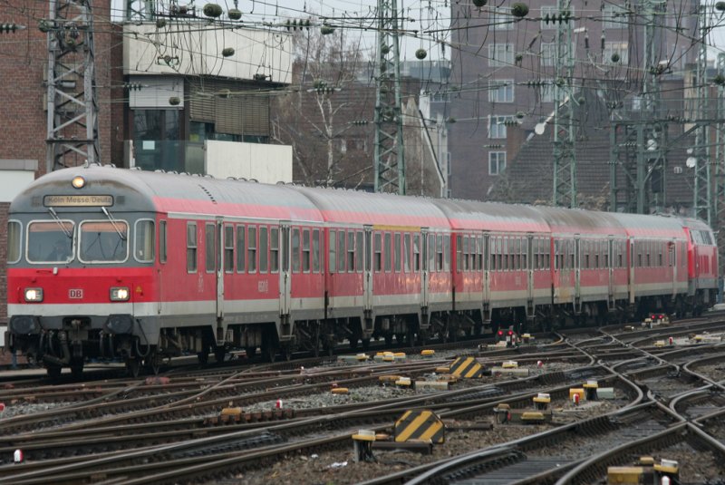 RE12 mit 218 216-0 & Karlsruher Steuerwagen von Trier nach Messe/Deutz in Köln HBF am 23.12.2008