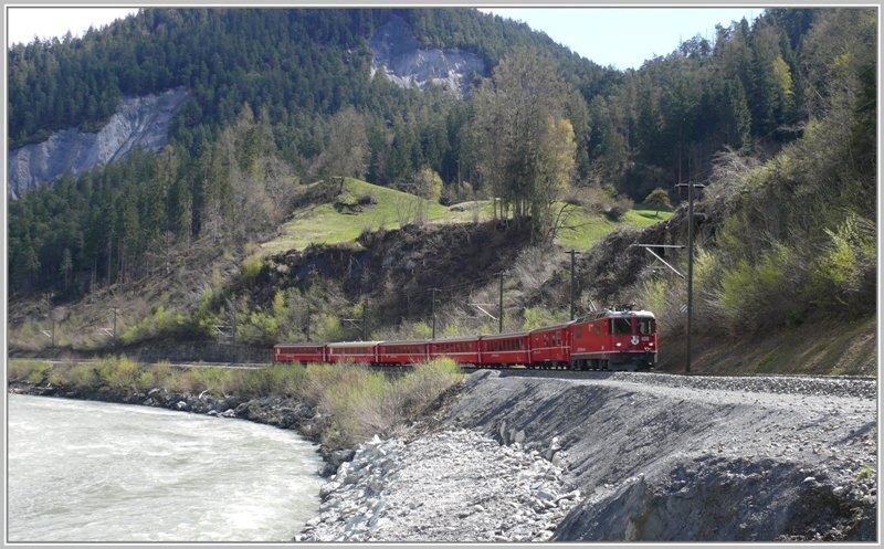 RE1224 mit Ge 4/4 II 628 S-chanf in der Rheinschlucht bei Valendas. (17.04.2009)