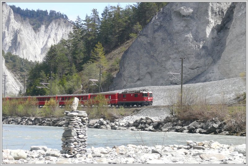 RE1232 mit Ge 4/4 630  Trun  hat soeben die Station Versam-Safien verlassen. (17.04.2009)