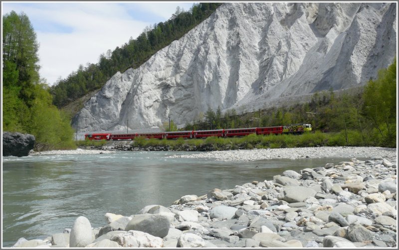 RE1236 mit Ge 4/4 II 611  Landquart  unterwegs in der Ruinaulta/Rheinschlucht bei Versam-Safien. Am Schluss des ZUges hngt ein Servicewagen des Glacier Express. (03.05.2008)