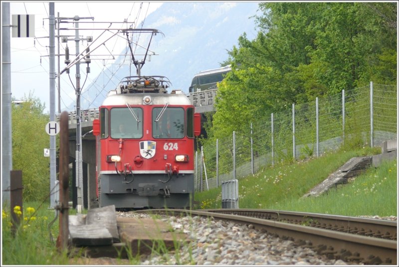 RE1240 mit Ge 4/4 II 624  Celerina/Schlarigna)hat bei Zizers soeben die Autobahn unterquert und kommt zur 50er Kurve beim  Alten Bahnhof , die jetzt gestreckt wird. Die Tafel Ende Geschwindigkeitsbegrenzung hngt links am Fahrleitungsmast. (30.04.2009)
