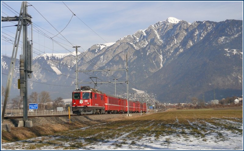 RE1240 nach Disentis bei Felsberg vor der Kulisse des Montalin. Zuglok ist Ge 4/4 II 618  Bergn/Bravuogn . (30.01.2009)