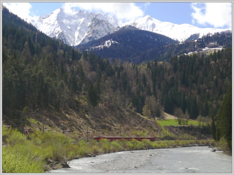 RE1241 mit Ge 4/4 II 629  Tiefencastel  folgt dem Vorderrhein durch die Rheinschlucht unterhalb des Piz Riein. (17.04.2009)
