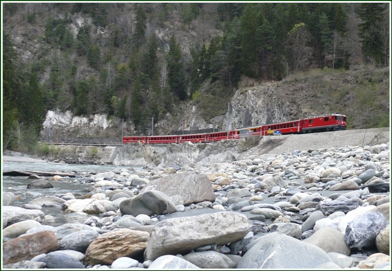 RE1241 mit Ge 4/4 II 633  Zuoz   zwischen Trin und Reichenau-Tamins. (16.04.2009)