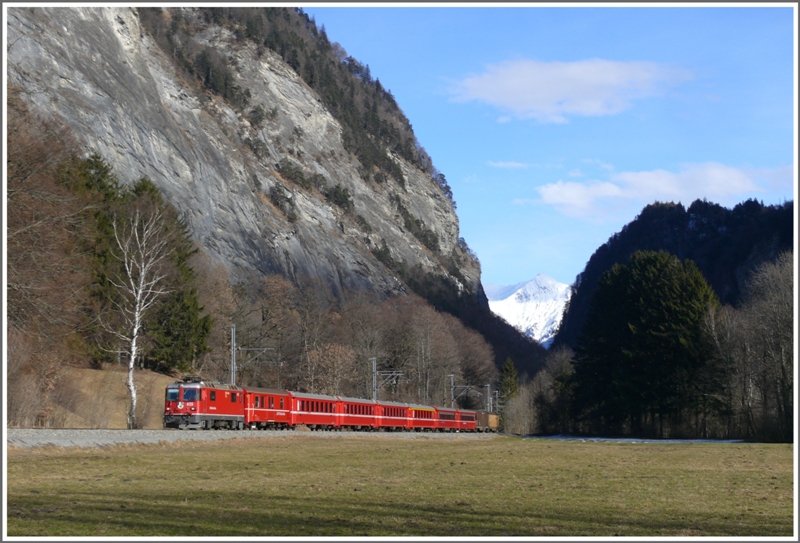 RE1244 mit Ge 4/4 II 625  Kblis  verlsst die Klus Richtung Landquart.Im Hintergrund vermutlich das 2412m hohe Chenihorn. (03.02.2009)
