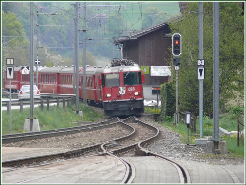 RE1248 aus Ardez fhrt in Jenaz ein, an der Spitze Ge 4/4 II 648  S-chanf . (05.05.2009)