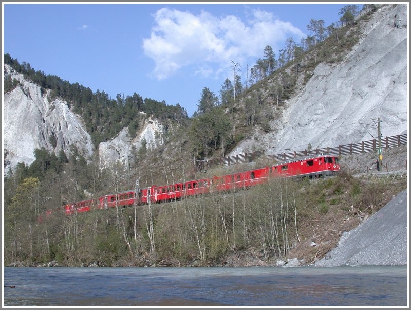RE1248 mit Ge 4/4 II 616  Filisur  nhert sich langsam der Felssturzstelle bei Valendas-Sagogn. (17.04.2007)