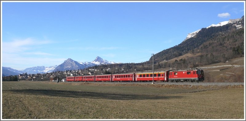 RE1249 mit Ge 4/4 II 629  Tiefencastel  bei Malans. Im Hintergrund die Churfirsten, der Gonzen und die Gauschla. (03.02.2009)