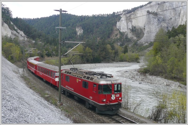RE1249 mit Ge 4/4 II 628  S-chanf  kurz vor Versam-Safien. (17.04.2009)