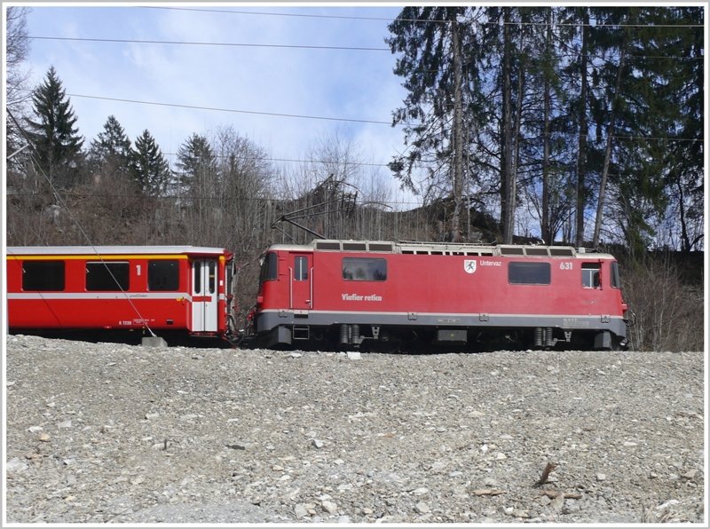 RE1253 mit Ge 4/4 II 631  Untervaz  in der Vorderrheinschlucht. (03.04.2009)