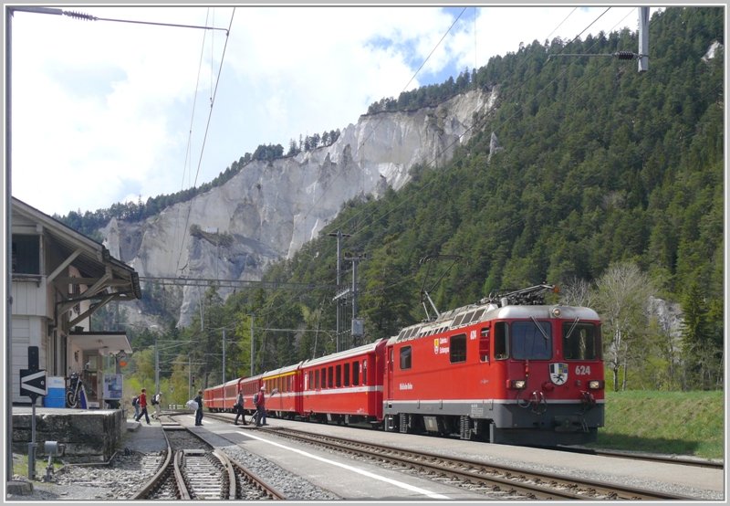 RE1253 mit Ge 4/4 II 624  Celerina/Schlarigna  hlt an der Station Versam-Safien, die weit entfernt vom Dorf in der Rheinschlucht liegt. (17.04.2009)