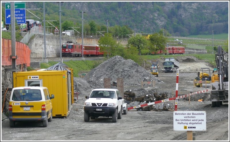 RE1253 mit Ge 4/4 II 628  S-chanf  zwischen Untervaz-Trimmis und Zizers. Hier wird das Geleise auf die neue Achse nach rechts verlegt, womit eine 50er S-Kurve eliminiert werden kann. (30.04.2009)