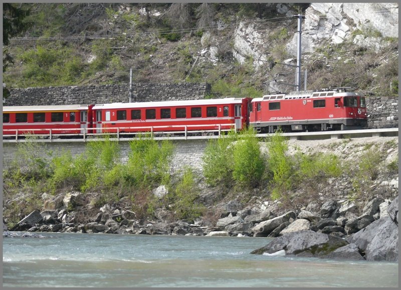 RE1261 Ge 4/4 620  Zernez  in der Rheinschlucht bei Trin. (21.04.2009)