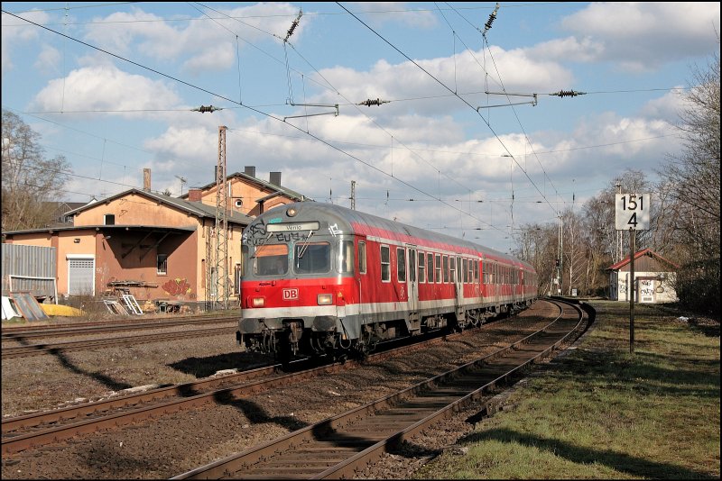 RE13 (9026)  Maas-Wupper-EXPRESS  durchfhrt Westhofen auf dem Weg von Hamm(Westf) nach Venlo. Schiebelok ist die 111 015. (29.03.2008)

