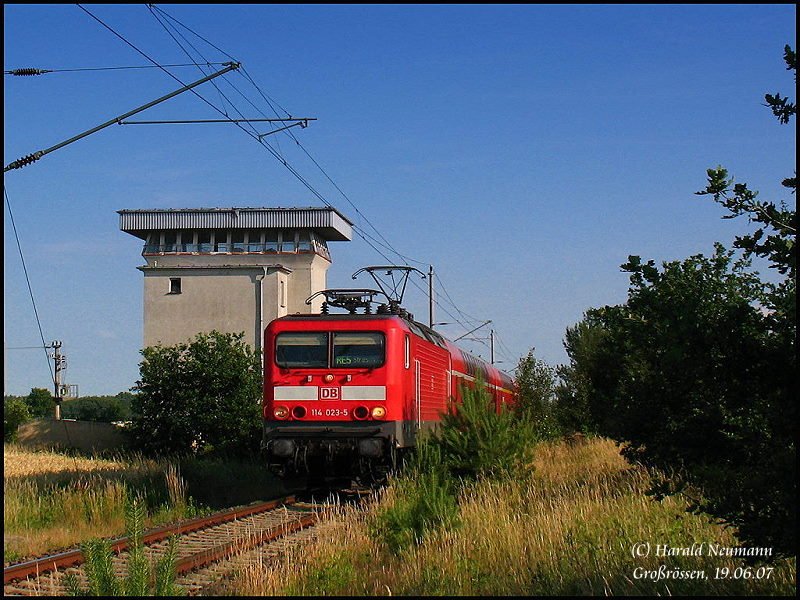 Re160 aus dem Busch? Der erste Abschnitt der Linie RE5 Falkenberg(Elster) - Stralsund verluft auf eingleisiger Strecke bis Jterbog. Frher war sie Bestandteil der Hauptstrecke Berlin-Chemnitz und war durchgehend zweigleisig. Als Reparationsleistung wurde das zweite Gleis nach dem letzten Weltkrieg nach Russland berfhrt und nie wieder aufgebaut. Hier 114 023 mit RE38318 am ehem. Abzw.Grorssen, 19.06.07.