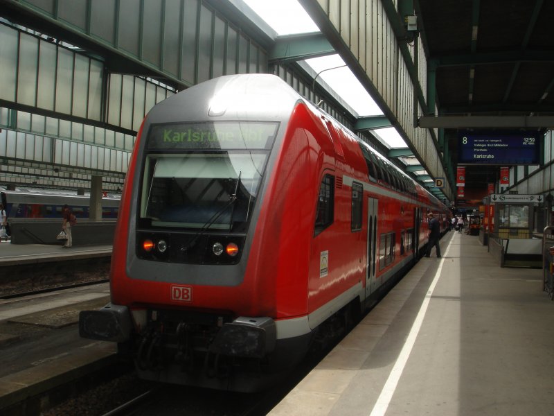 RE160 STW IRE 4906 von Stuttgart Hbf nach Vaihingen (Enz),Mhlacker,Pforzheim,Karlsruhe Durlach und Karlsruhe Hauptbahnhof. Aufgenommen am 01.07.07 (Links sieht man den TGV 9574 nach Paris Est)