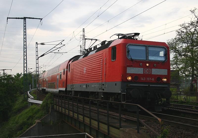 RE17233 fhrt am 03.05.05 mit 143157-6 als Zuglok durch Niederwartha.
