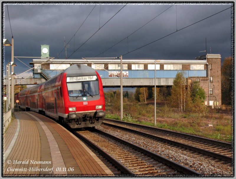 RE17320 Dresden - Zwickau, hatte am 01.11.06 mit herbstlich-schlpfrigen Schienen zu kmpfen u. kam so einige Minuten spter hier am Hp Chemnitz-Hilbersdorf an. Im Hintergrund das heute berdimensioniert wirkende Stellwerk.