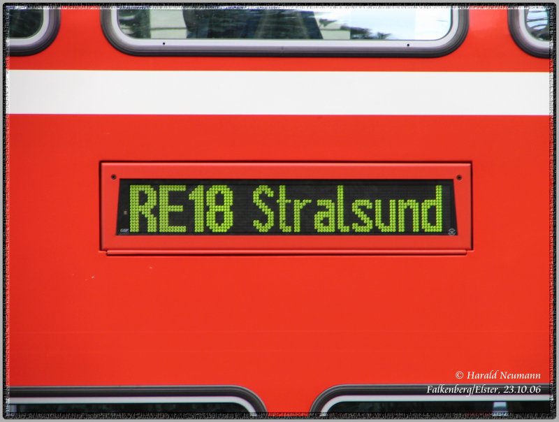 RE18 nach Stralsund? Das gibt's doch garnicht! Das kommt davon, wenn zwei bestimmen wollen, was Sache ist. Der Steuerwagen (RE5 Stralsund) macht normalerweise die Ansagen u. Anzeigen. Die 114 002 kann das offensichtlich auch, aber bei ihr ist noch die RE18 nach Falkenberg eingestellt. So einigte man sich vorerst auf RE18 Stralsund. 23.10.06, 12:05Uhr.