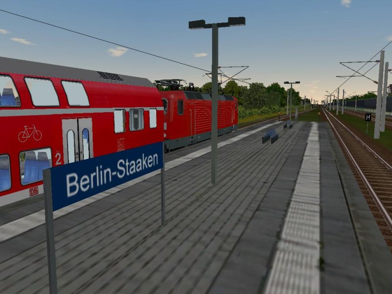 RE2 nach Cottbus beim Halt in Berlin Staaken.