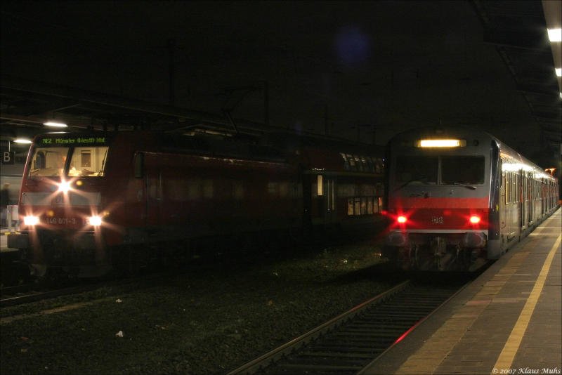 RE2 nach Mnster mit Zuglok 146 001-3 und ein Steuerwagen der S2 nach Essen beim Halt in Wanne-Eickel Hbf.  11.12.2007