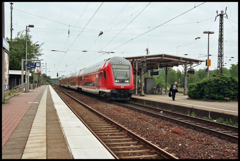 RE2  Rhein-Haard-EXPRESS  rollt am 18.05.2007 von Mnster (Westf) nach Mnchengladbach in den Bahnhof Haltern am See ein.