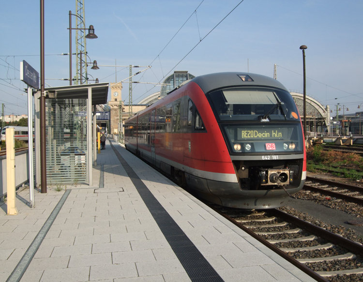 RE20 Dresden - Decn Wander-Express Bohemica kurz vor der Ausfahrt im Bahnhof Dresden.Links steht ICE1640 von Dresden Hbf nach Frankfurt(M) Flughafen Fernbahnhof(15.08.09)