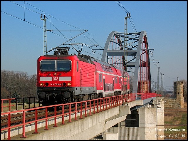 RE26198 Hoyerswerda - Leipzig Hbf (RE11) passiert, gezogen von 143 058, die Torgauer Elbebrcke, 04.02.08. 