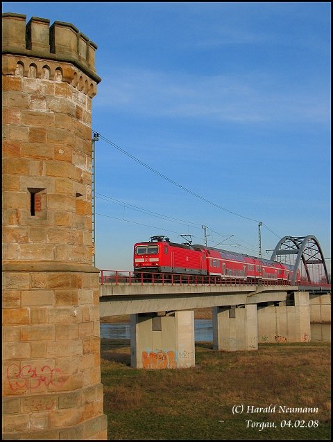 RE26200 Hoyerswerda - Leipzig passiert die Elbebrcke bei Torgau.