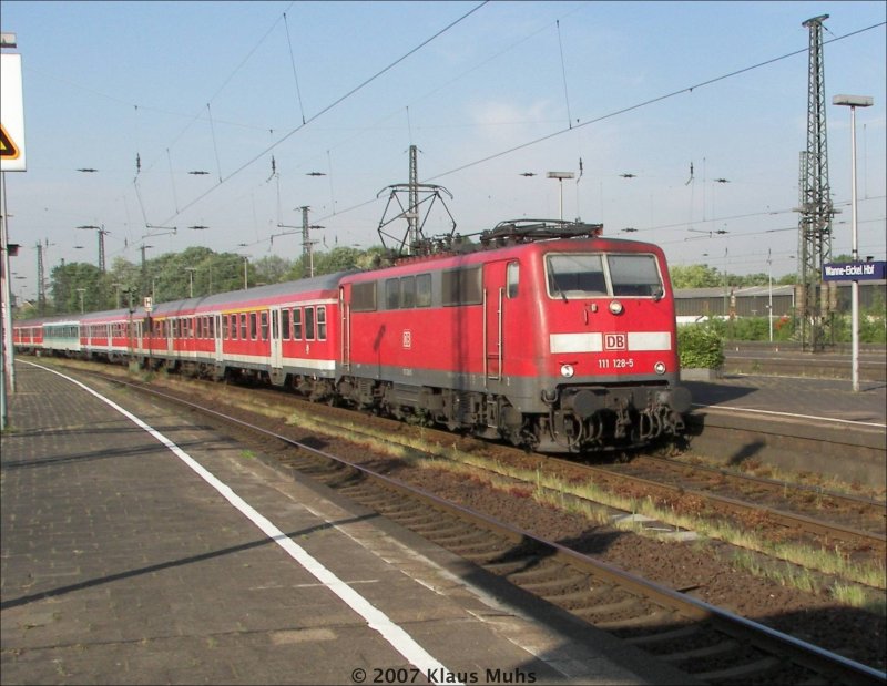 RE3, gezogen von 111 128-5, mit einen farblich gemischten Zug in Wanne-Eickel. 04.05.2007