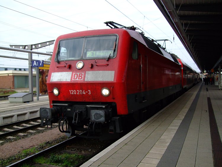 RE33006 von Rostock Hbf.nach Hamburg Hbf.kurz vor Abfahrt im Rostocker Hbf.(11.10.08)