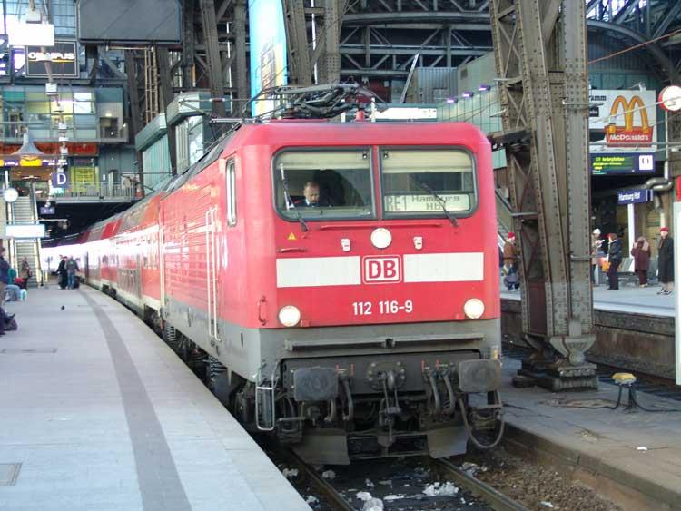 RE33015 von Hamburg Hbf.nach Rostock Hbf.steht im Hamburger Hbf.abfahrbereit.Aufgenommen am 05.03.05