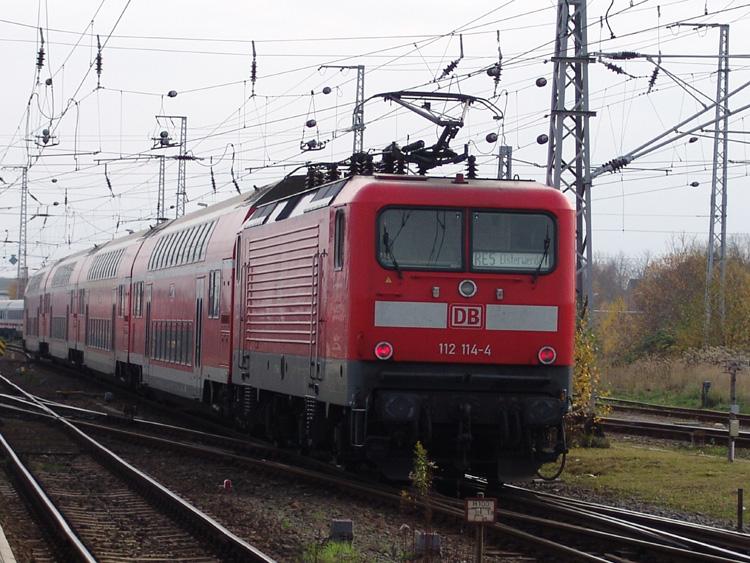 RE33109 von Rostock Hbf.nach Elsterwerda bei der Ausfahrt aus dem Rostocker Hbf.Aufgenommen am 12.11.05
