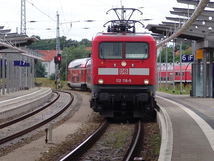 RE33109 von Warnemnde nach Elsterwerda bei der Einfahrt in den Rostocker Hbf.Aufgenommnen am 13.08.05